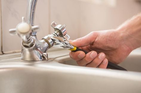 Dégât des eaux : faire appel à un plombier